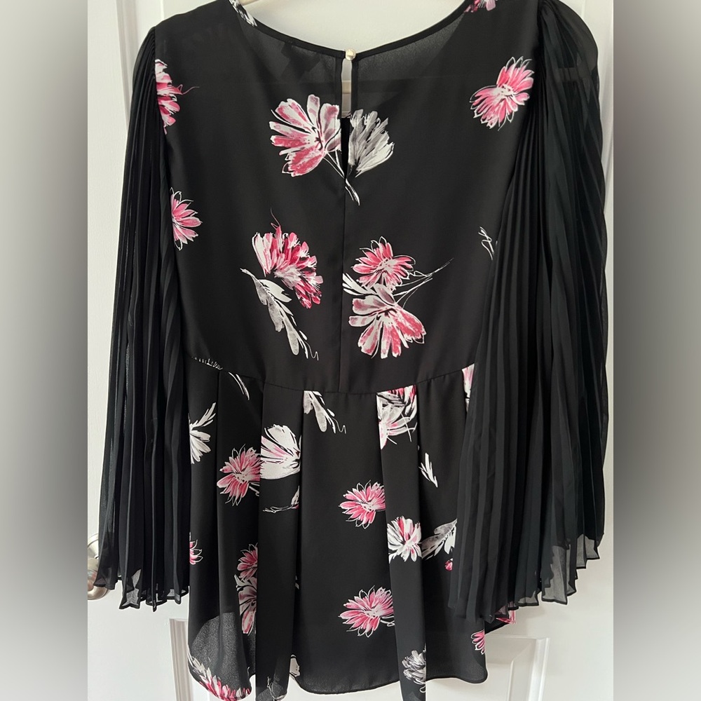 Vince Camuto Sheer Pleated Butterfly Sleeve Flowy Floral Blouse | Size Medium - Picture 2 of 6